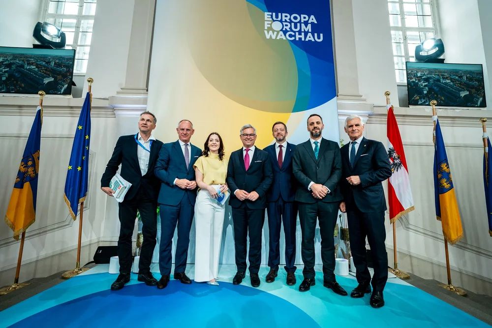 Cornelia Ertl mit Gästen auf der Bühne des Europa-Forums Wachau 2026