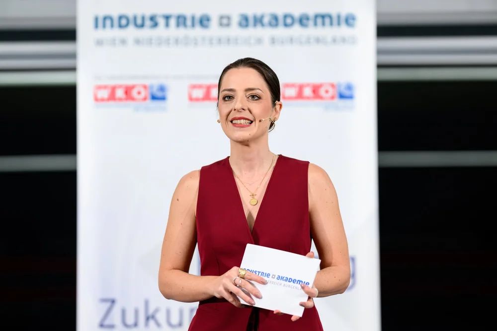 Cornelia Ertl mit Moderationskarte beim Industrieforum 2025