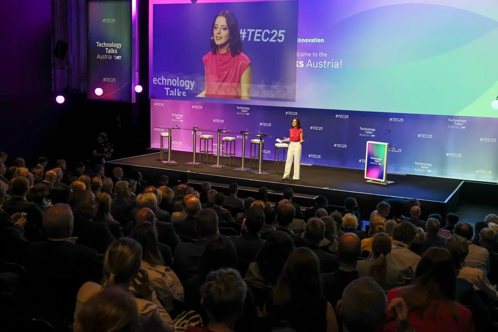 Cornelia Ertl auf der Bühne der Technology Talks Austria 2025 vor großem Publikum